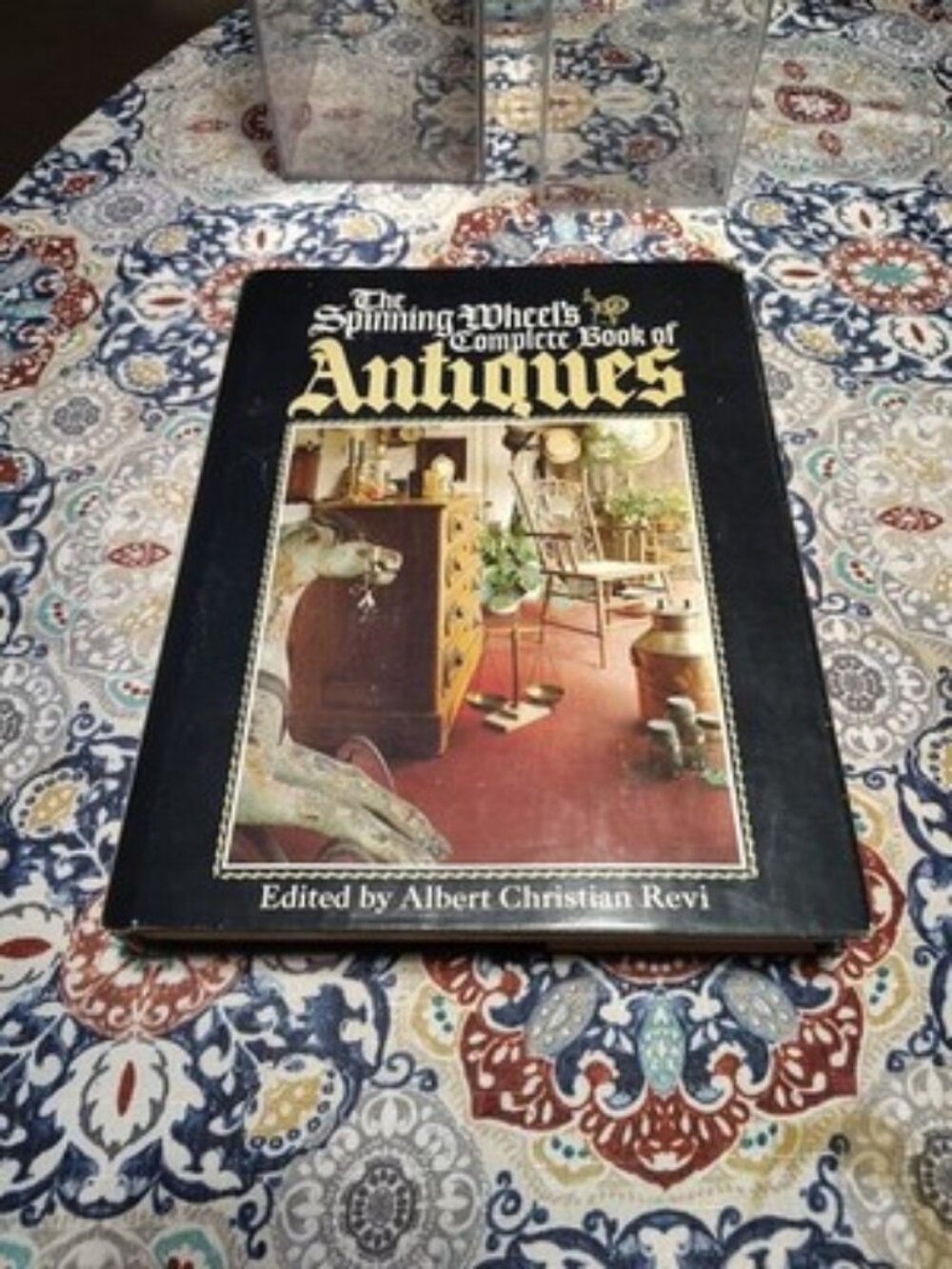 The Spinning Wheel's Complete Book of Antiques by - Hard Back With Dust Jacket